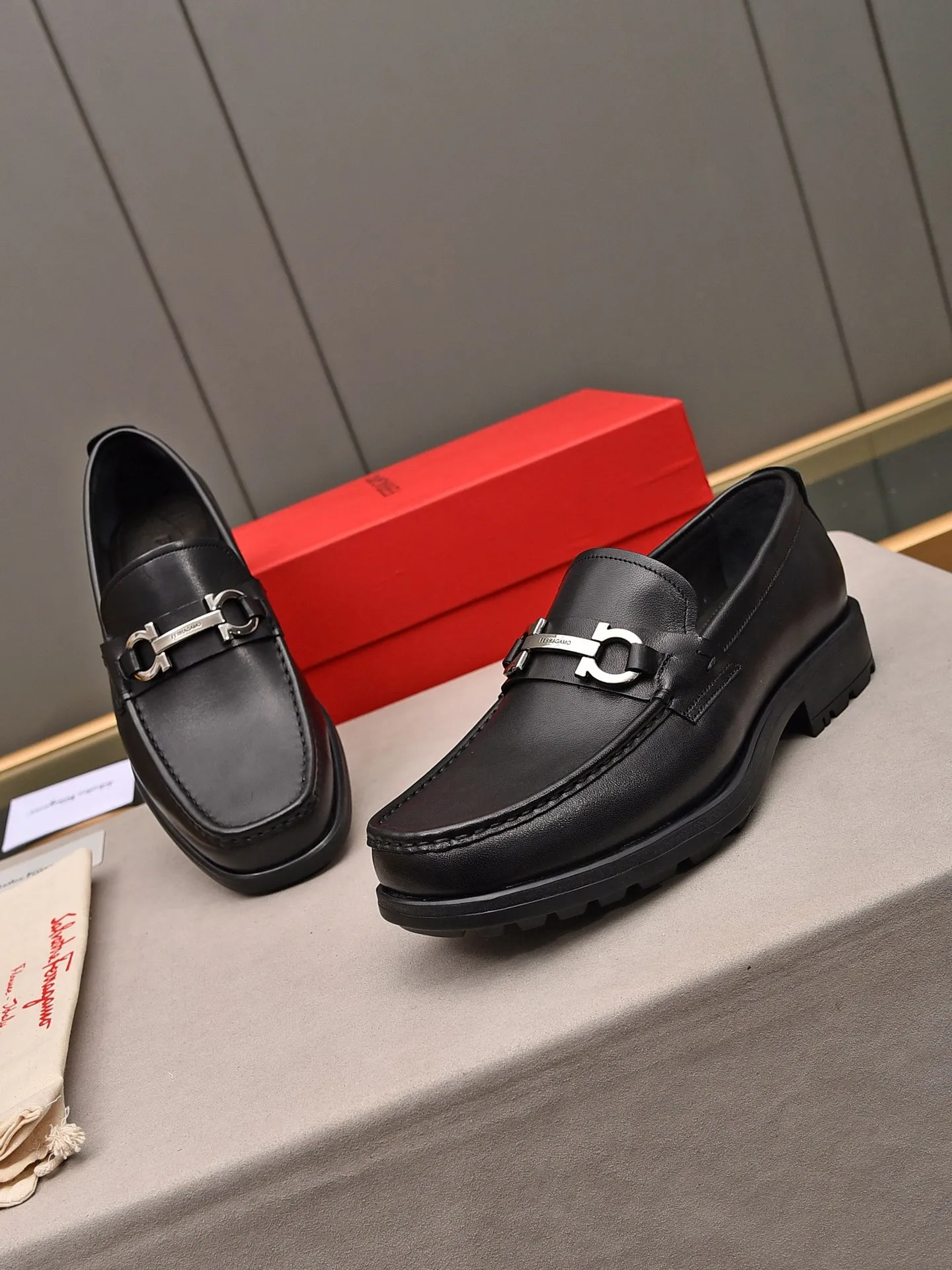 Men's shoes 💰: 500 Brand: Ferragamo Size: Men's size 38/44 (45 can be customized) Grade: Same style as the official website High-end quality men's shoes Material: Original first-layer calfskin Water-dyed cowhide lining Original outsole Style categories: Men's fashionable formal business casual leather shoes Slip-on men's shoes high-top series Young fashion European and American trends British style Casual matching Comfortable feet
